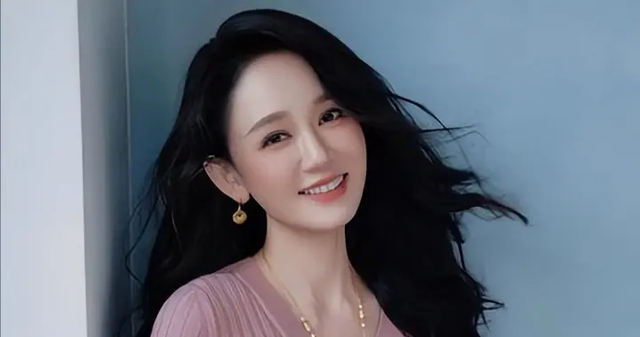 早年综艺引发巨大争议，嫁入豪门之后，47 岁陈乔恩如今过得怎样？