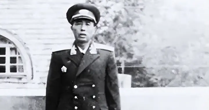 52年，军区司令时隔23年返乡，被母亲打一耳光：你不说去打铁吗？