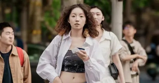 广东女生的性感，从不会藏起来！上街穿“吊带+露胯裤”，好养眼