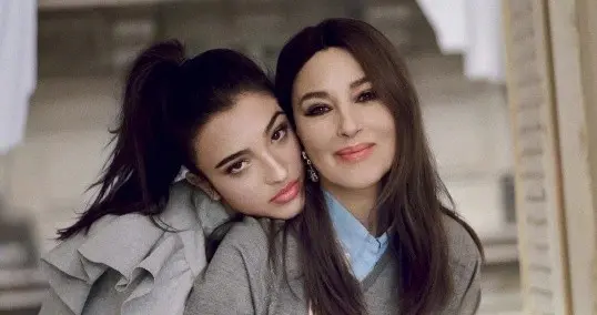 “球花”小女儿出道！五官普通像父亲，美貌比母亲和姐姐都差远了