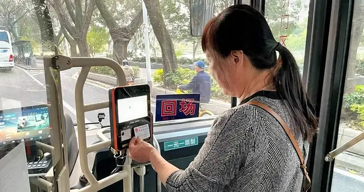 8月1日公交新规来了！不用老年卡，老人刷脸就能免费乘车