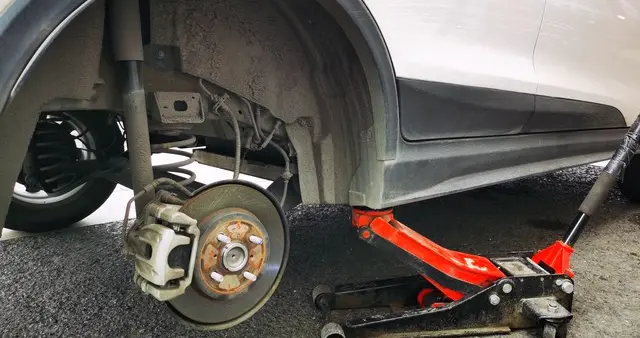 开车5年才知道，爆胎的原因不是胎压高，而是这三点！