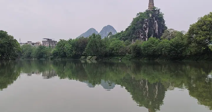 孤峰凭远目，古塔寄闲情。山水澄心魄，登临意自宁。