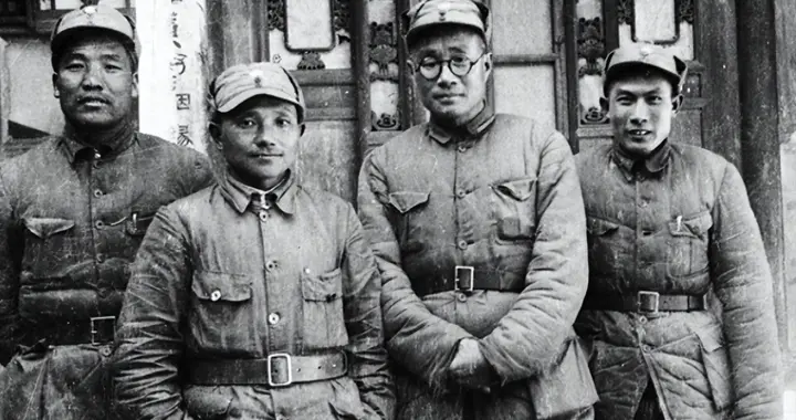 1940年，激战中，警卫连长追上彭德怀，一把拽住，对他大吼：下去