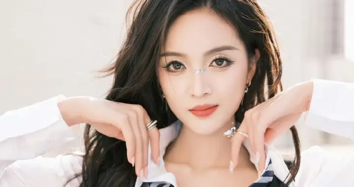 吴宣仪学院风写真，服饰与美的灵动交融