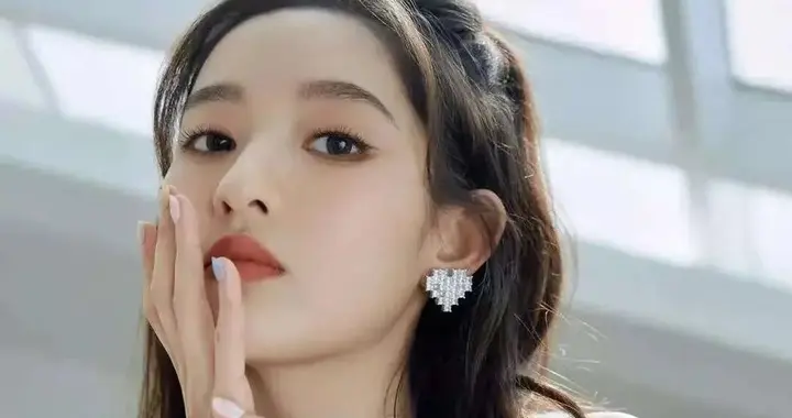 王玉雯：这孩子最近很火，身材也好起来了……