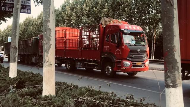 发财巴顿1g1C：4月9日晚，一位挂着鲁