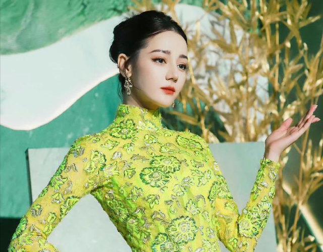 迪丽热巴的蝴蝶骨好明显，美丽巴巴。