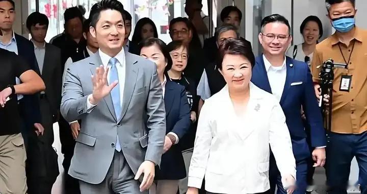 10亿“大窟窿”惊现台湾！蒋万安卢秀燕双双中箭，郑丽文这次悬了