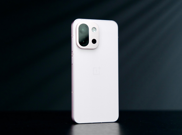 一加不讲武德，小屏骁龙8至尊版手机才卖3299元，512GB+6260mAh