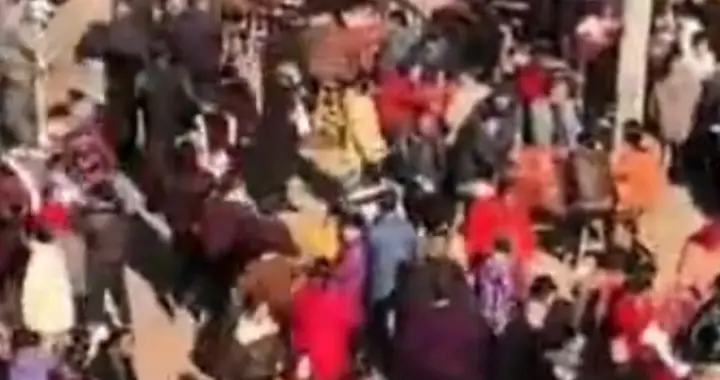 一场杀猪宴席涌来数万人：不是农民太“闲”，而是我们太“孤”单