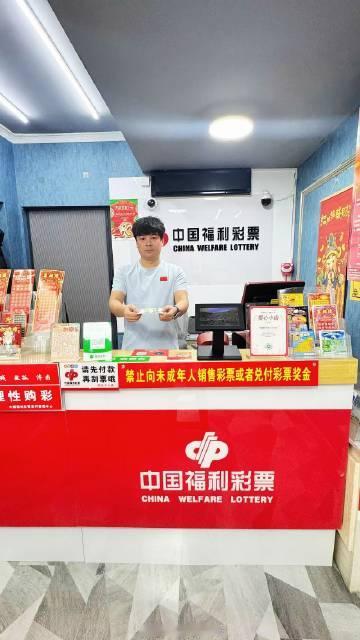 90后销售员玩转新媒体让小店“活”起来<br />昌吉 林峰<br ...