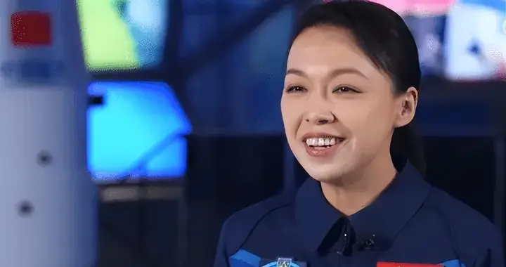 75岁双亲北上探女，丈夫工程师当奶爸，一家人托举港产女航天员！