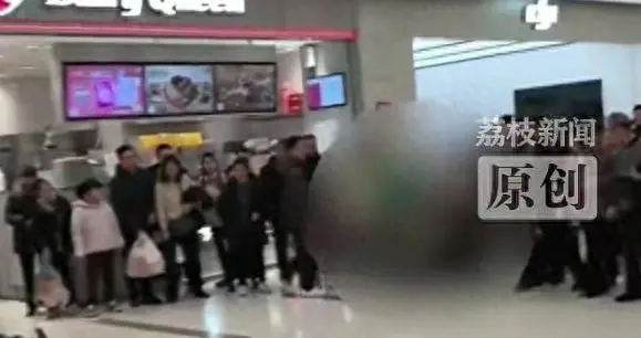 成都人形机器人不慎踢伤老人：机器人安全问题初现