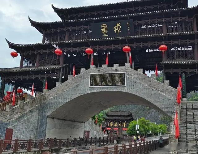 湘西芙蓉镇的两块石刻，认识的都是文化人