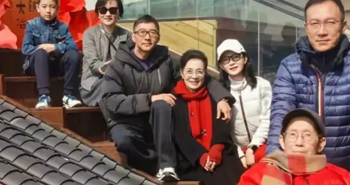 赵胤胤陪陈数回娘家迎财神，一动作体现与岳母关系，大舅哥首亮相