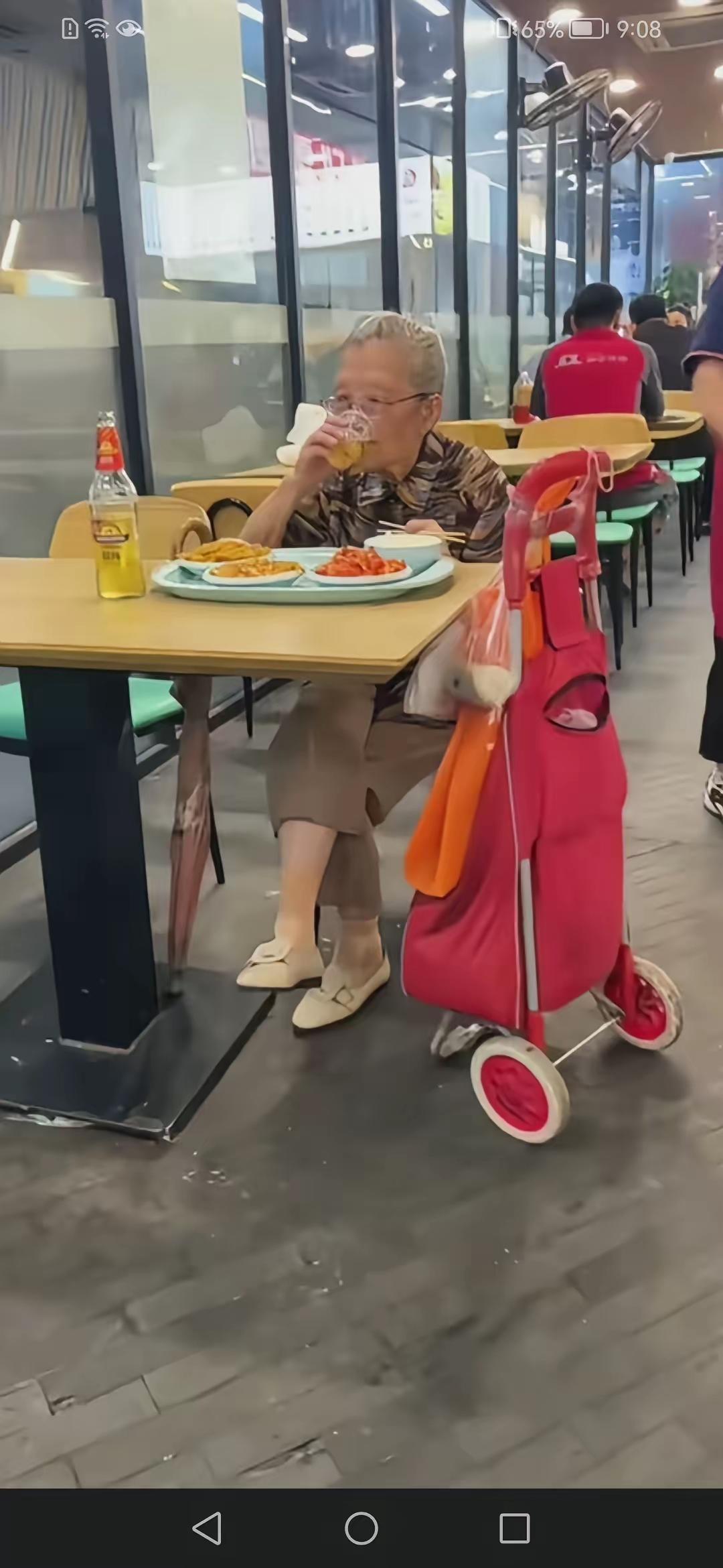 百岁老人独自下馆子，一杯小酒配几样小菜，这份从容，你羡慕吗？ 那天在饭...
