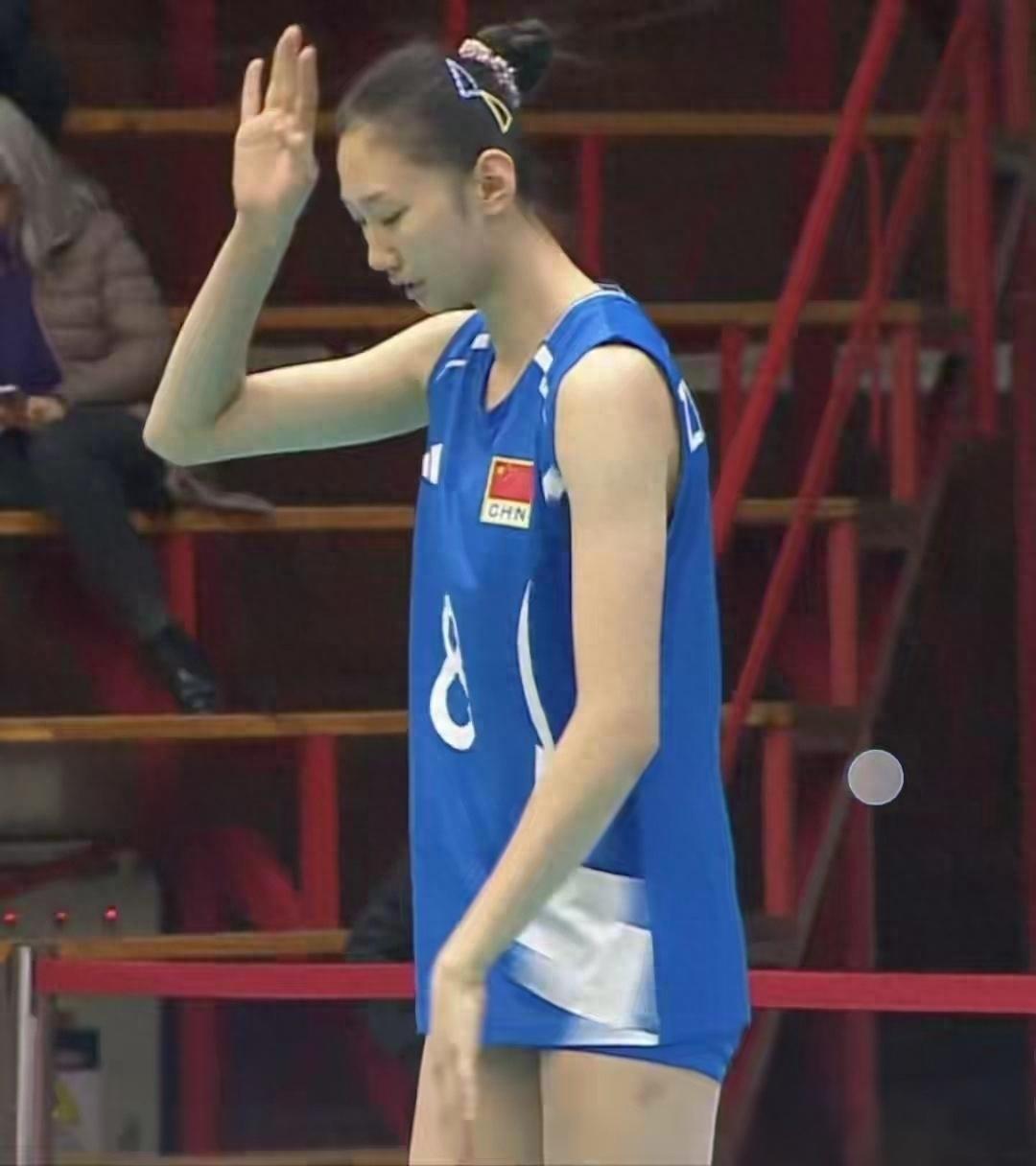3-0开门红！U17女排横扫菲律宾，189cm15岁小将绝境重扣救局