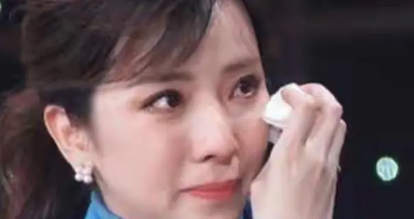 李思思现状：县城商演穿廉价西装，挣钱养俩儿子，很崇拜圈外老公