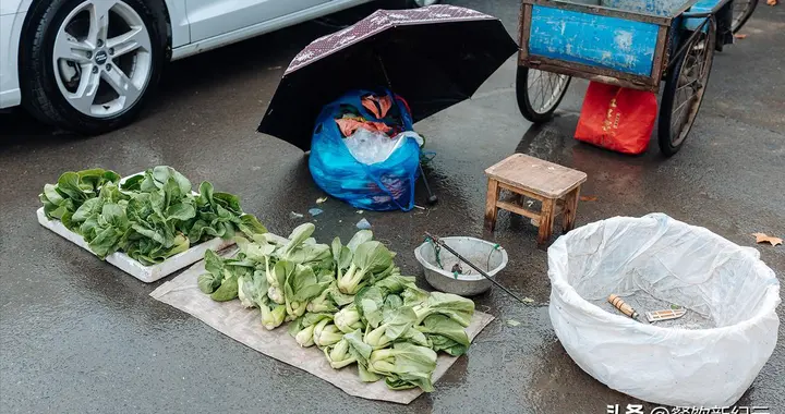 为何很多人宁愿去超市买菜，也不愿买路边摊的菜，网友:全是套路