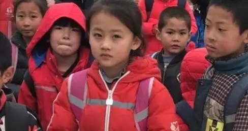 后不后悔？宁夏那个一笑成名拒绝百万签约的小女孩，现在成了这样