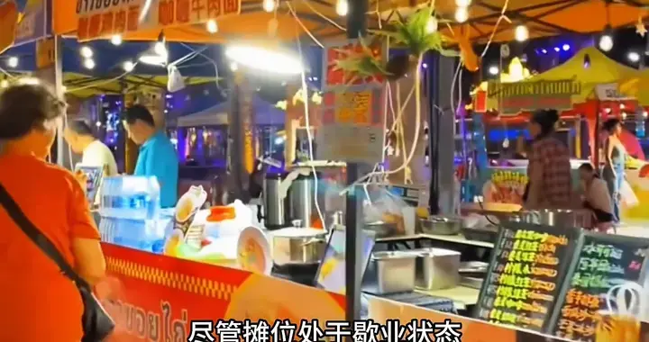 整条小吃街的摊主，一夜之间换上了同一个收款码