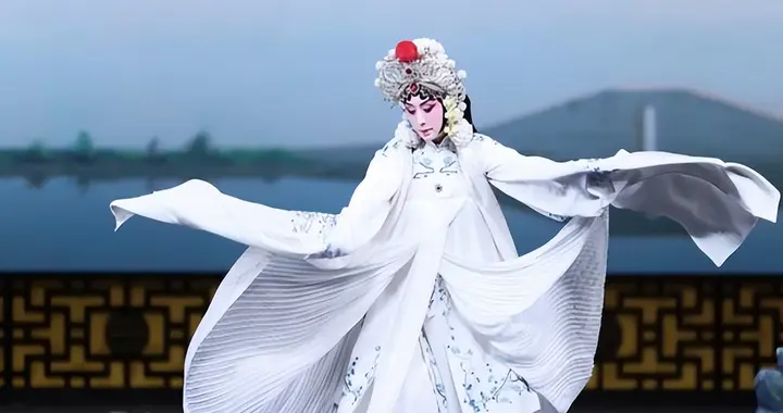 李成儒也没料到，自己离婚后以兄妹相称的前妻，如今过成了这样