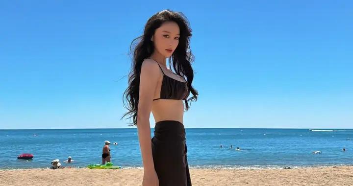 张馨予海边游玩泳装秀，身材也太丰满了，风景迷人