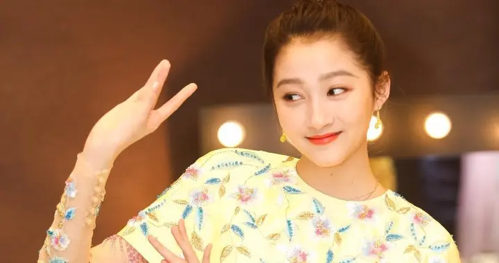 关晓彤，高扎发髻米色裙子水晶高跟鞋，甜美可爱。