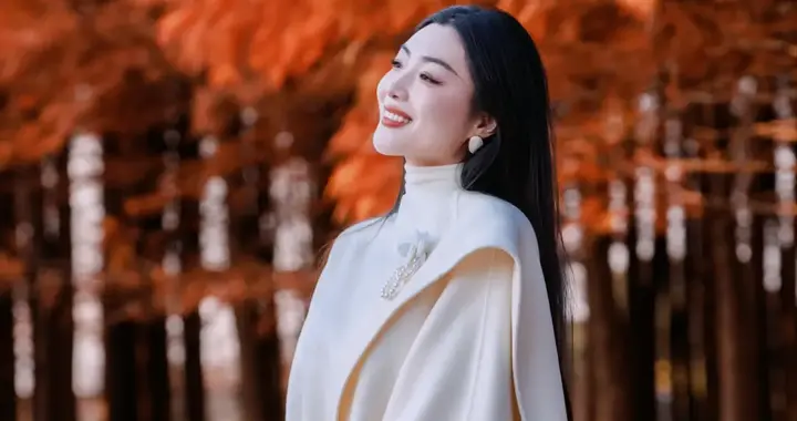 别比“剪刀手”，中年女士拍照，10个动作，气质漂亮，很自然大方