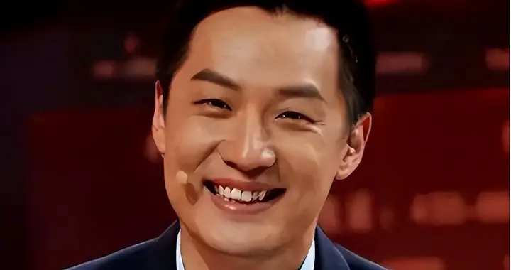 进入央视后，他娶美女演员为妻，如今一家三口定居北京其乐融融