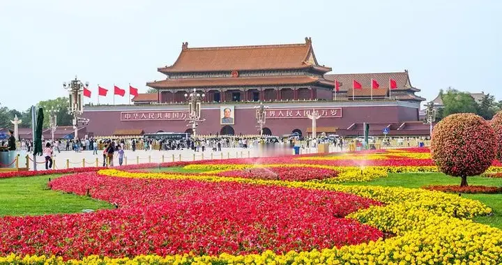 现在看到的天安门是 1970 年重建完成的 历史上曾多次损毁重建