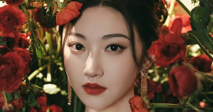 景甜美如画，玫瑰花海中更显娇艳，这画面太美了！