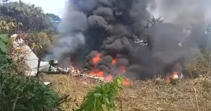 哥伦比亚空军一架由美国捐赠的C-130军机起飞时坠毁