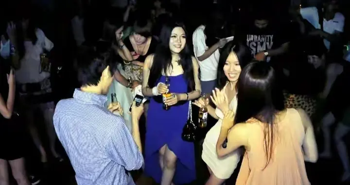 留美陪读妈妈们的“素裙情欲”，终于在异国他乡熬成了露水夫妻。