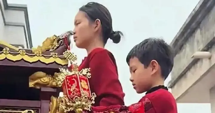 有个老板从不露面，却修了半座岛的路，她信奉活下来比做大重要