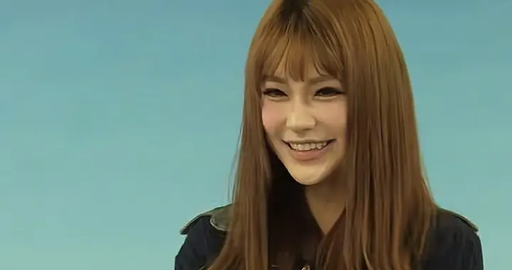 杨颖女孩笑容明媚，长发卷曲垂落，搭牛仔裤