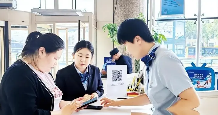 以前愁能不能考上，当年挤破头，考进银行的年轻人，开始后悔了