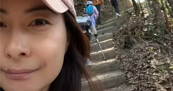 郭晶晶霍启刚晒周末带着三孩子爬山，背着包一步步坚持到山顶。