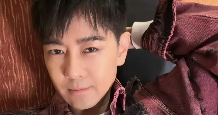 51岁的林志颖，身穿红色牛仔，看起来就像年轻小伙，真帅气