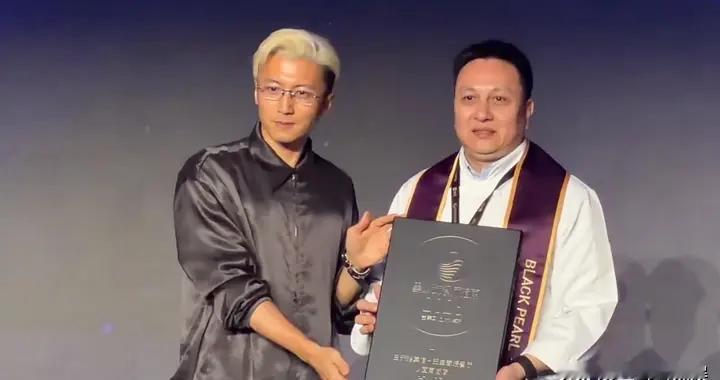 谢霆锋现身泉州，穿皮裤一点不油腻，久违染了黄头发帅出新高度