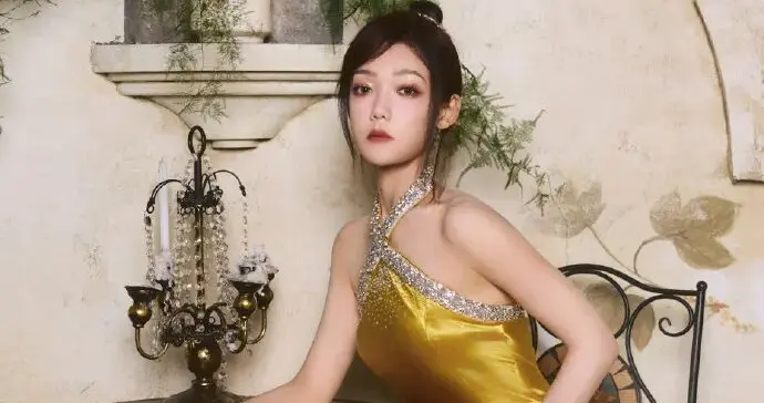 希林娜依高，沉醉于光影交织的复古画卷