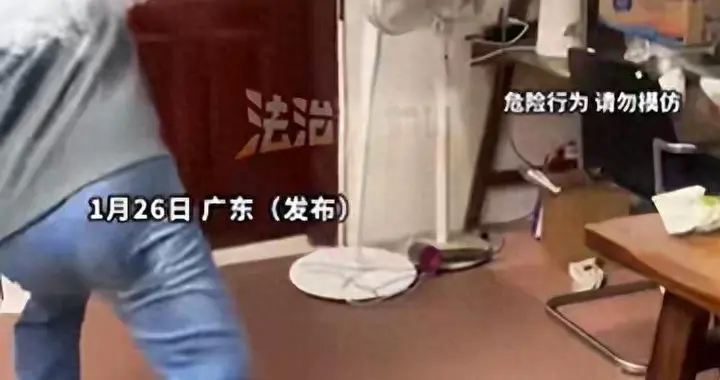 父亲疑女儿用纸巾擦头暴怒砸门后续！更多细节曝光，警方已介入