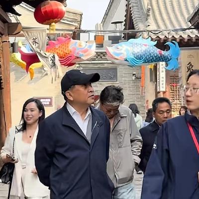 优优时尚穿搭：4月16日，姜昆打卡山西忻