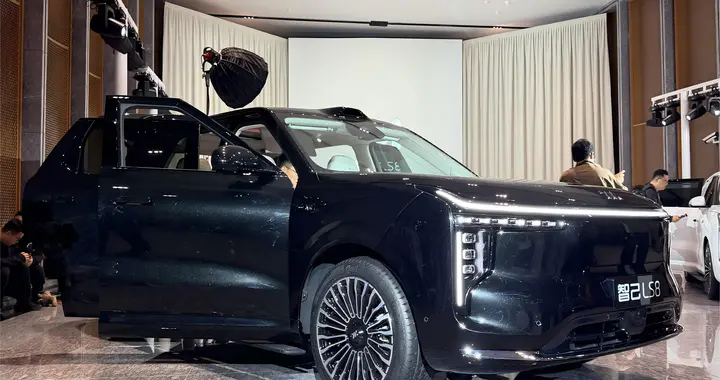 不到30万配线控转向！8系开始卷底盘了