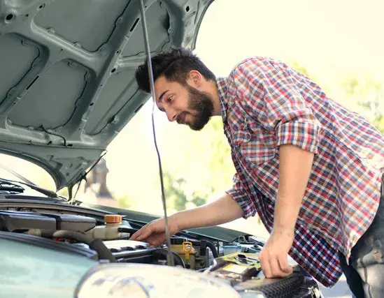 在高速服务区很多司机都打开发动机舱，他们到底在看什么？