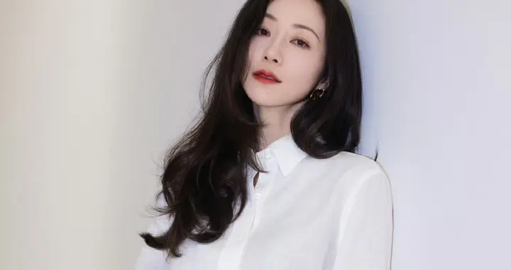 韩雪白衬衫也能穿出清冷高级感，这才是东方美人的松弛感