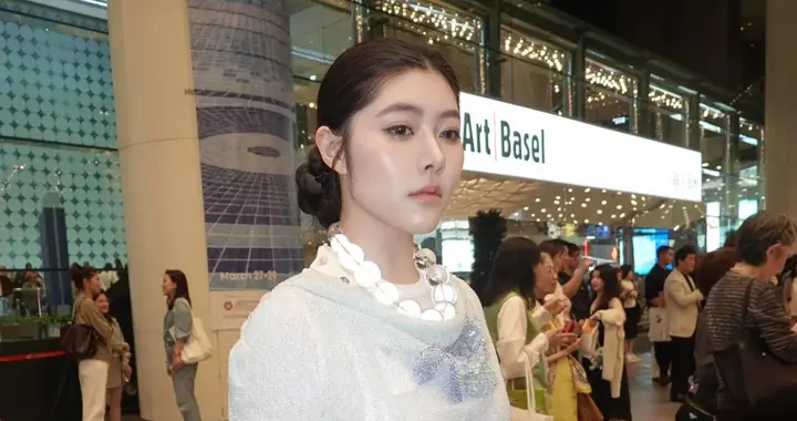 女子被香港机场刁难，百万元雕塑被捏毁，机票作废，第二天更气人