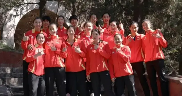 中国女排集训第一天！ 今天爬香山体能拉练！