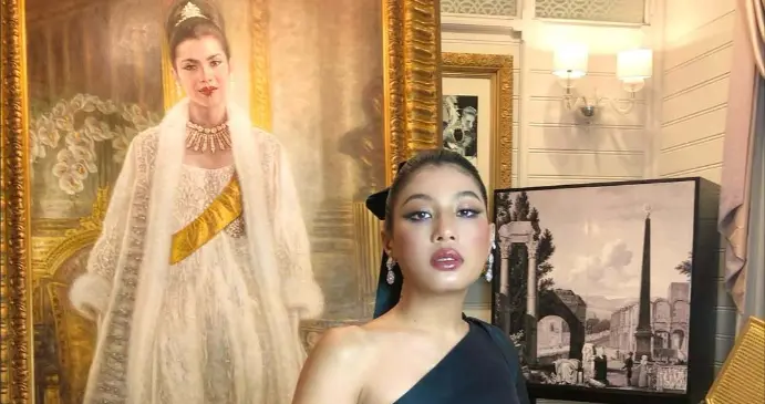 思蕊梵39岁生辰示爱奶奶诗丽吉，带上万爱犬亮相音乐会，官眷相陪